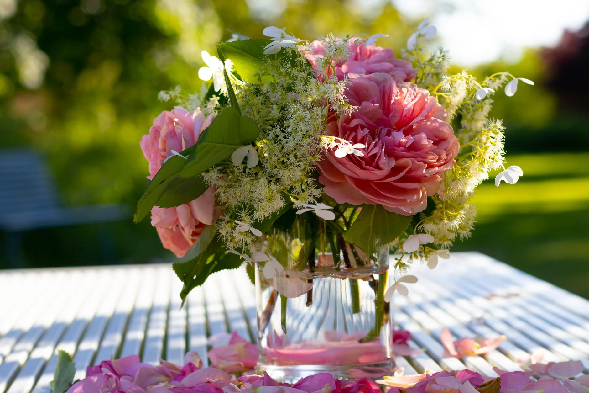 Bouquet de roses roses et hortensias illustrant le langage des fleurs en été