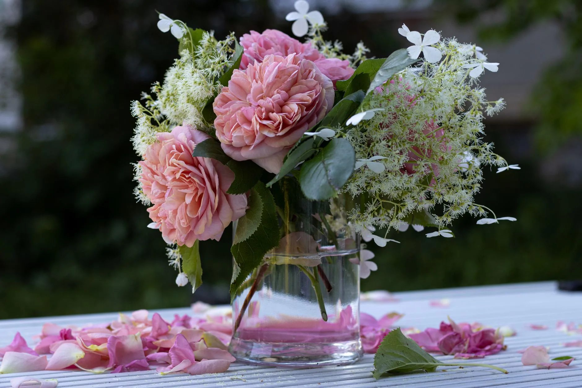 Bouquet de fleurs sauvages colorées illustrant le langage des fleurs au jardin français